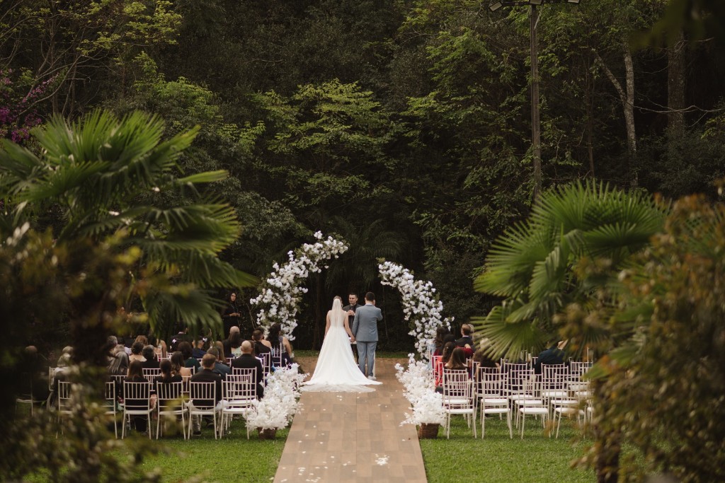 Cerimônia de casamento ao ar livre na Chácara do Cris