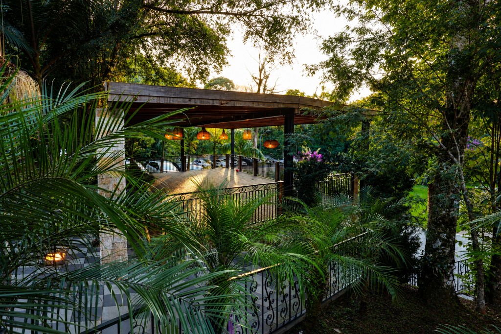Deck coberto na Chácara do Cris — iluminação e paisagismo