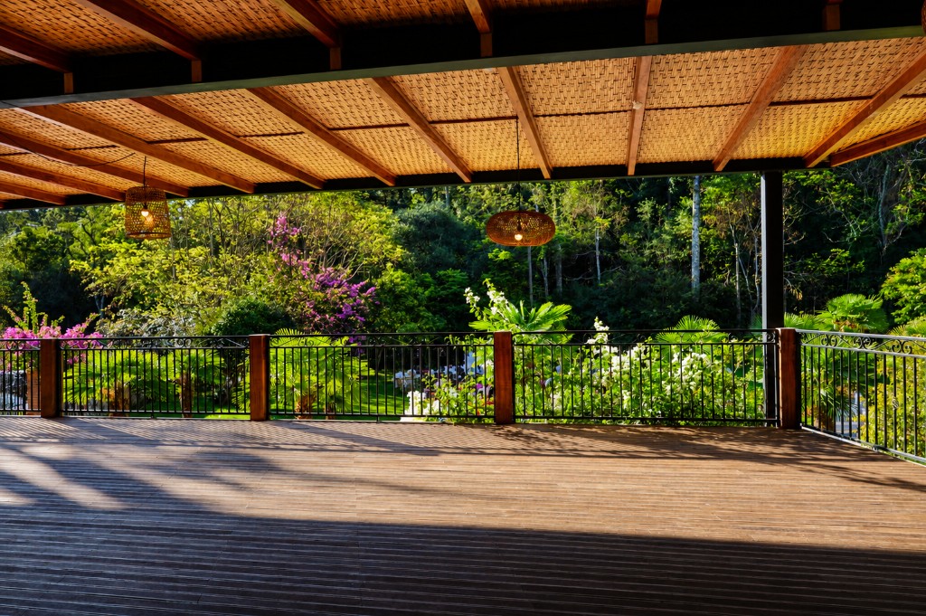 Deck coberto na Chácara do Cris — ambiente coberto