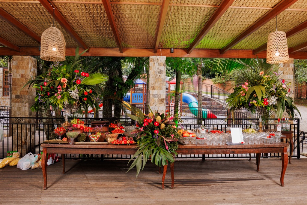 Deck coberto na Chácara do Cris — estação de buffet e bebidas