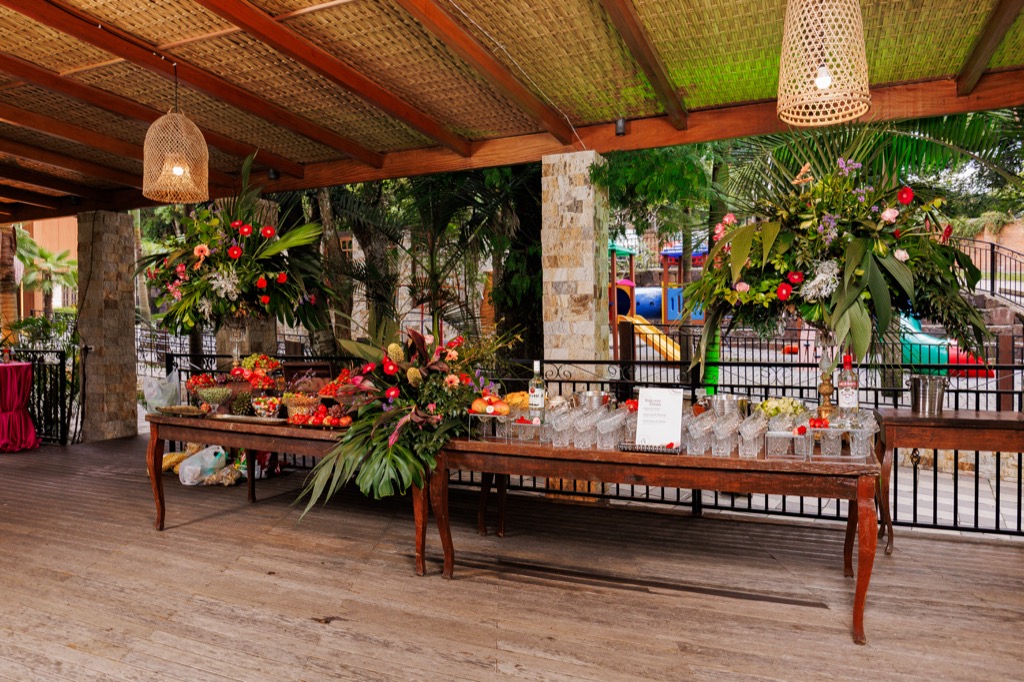Deck coberto na Chácara do Cris — mesas de buffet decoradas