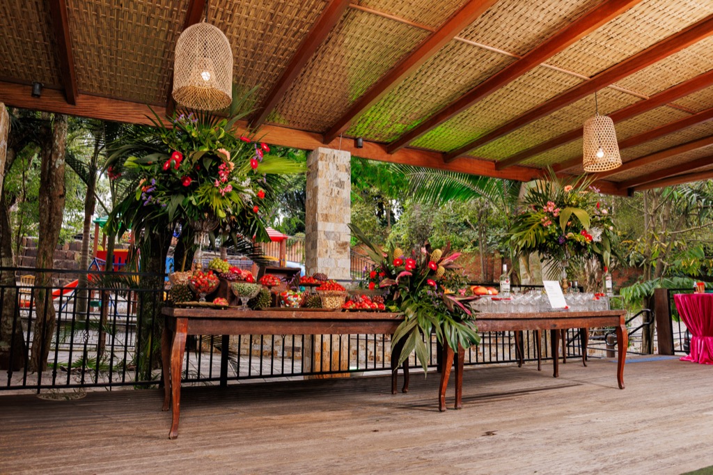 Deck coberto na Chácara do Cris — buffet com pendentes de vime