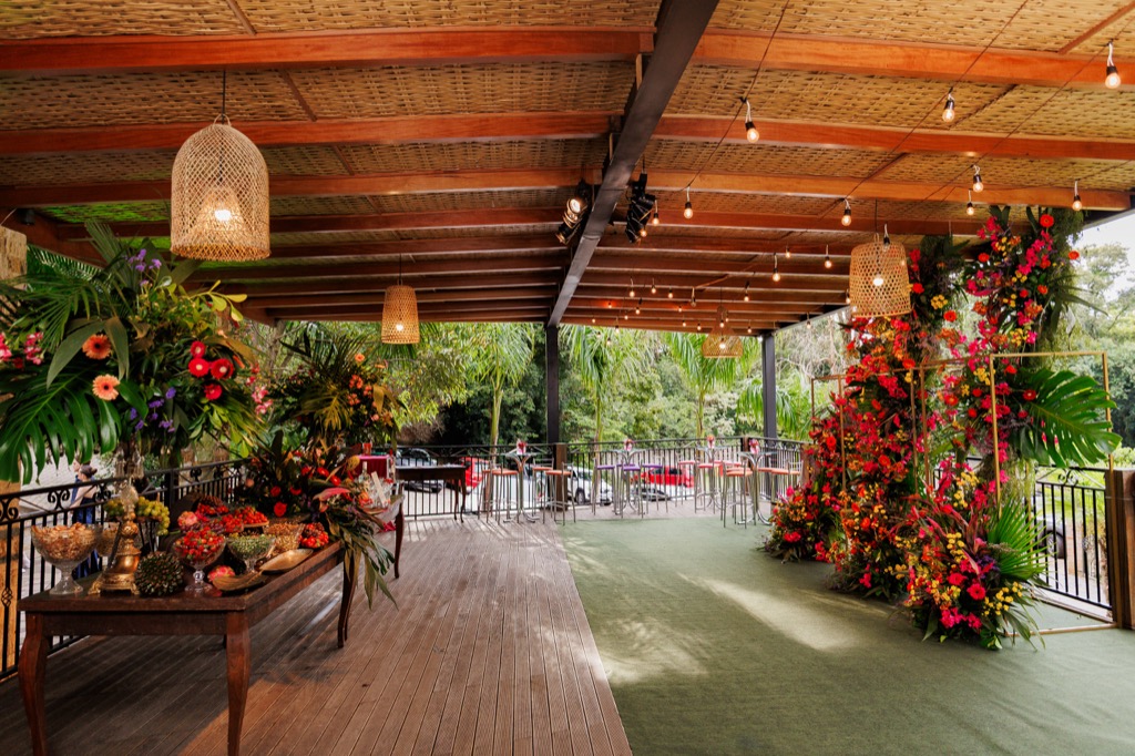 Deck coberto na Chácara do Cris — buffet e arco floral