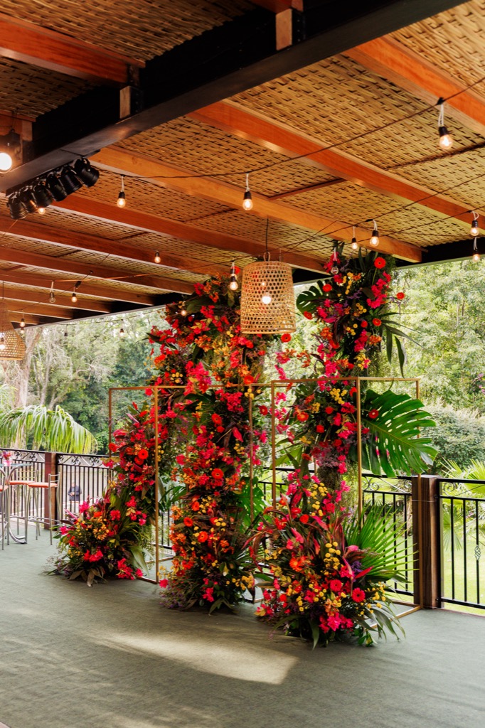 Deck coberto na Chácara do Cris — instalações florais verticais