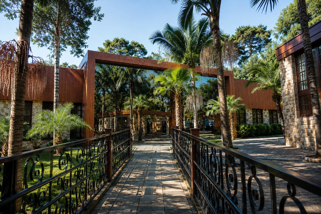 Fachada da Chácara do Cris — caminho de acesso e paisagismo