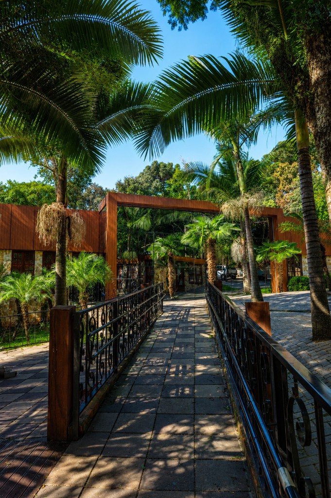 Fachada da Chácara do Cris — entrada com caminho e vegetação