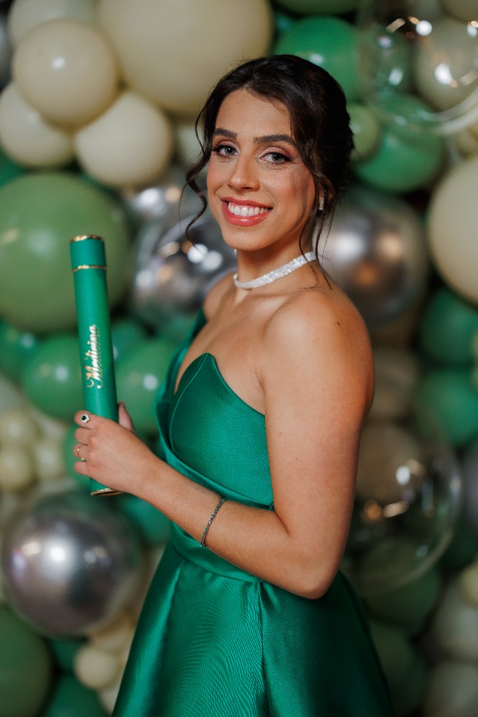 Formatura na Chácara do Cris — formanda com diploma