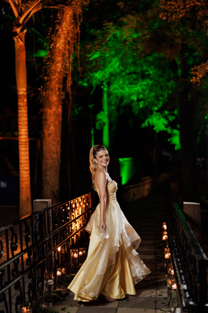 Formatura na Chácara do Cris — formanda na passarela com velas