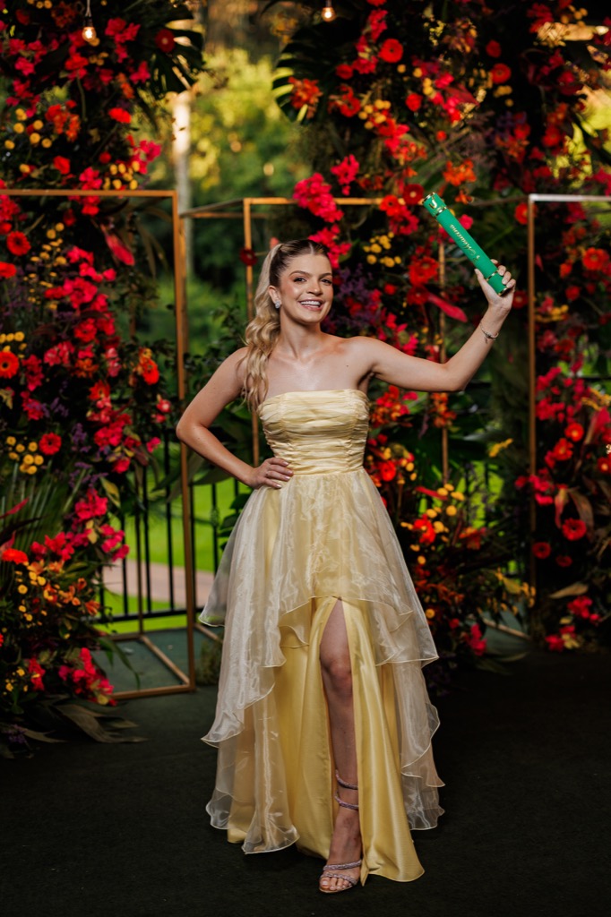 Formatura na Chácara do Cris — formanda com diploma e vestido amarelo