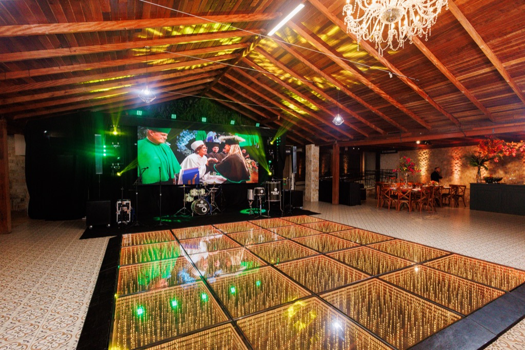 Formatura na Chácara do Cris — pista de dança iluminada