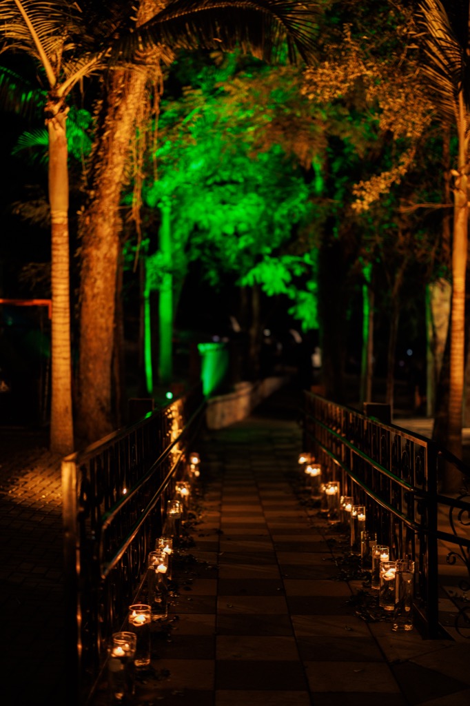 Formatura na Chácara do Cris — passarela com velas à noite