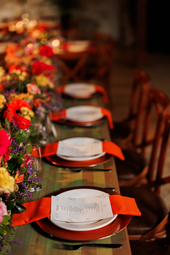 Salão de eventos na Chácara do Cris — mesa de doces com arco floral
