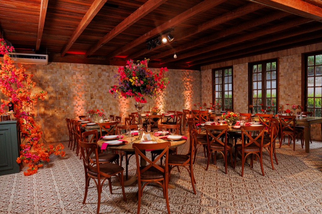 Salão de eventos na Chácara do Cris — mesa de doces com vista para o jardim