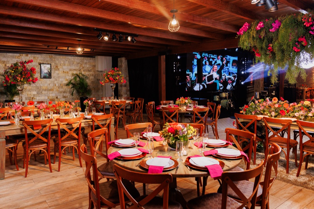 Salão de eventos na Chácara do Cris — salão com bougainvillea e piso decorado
